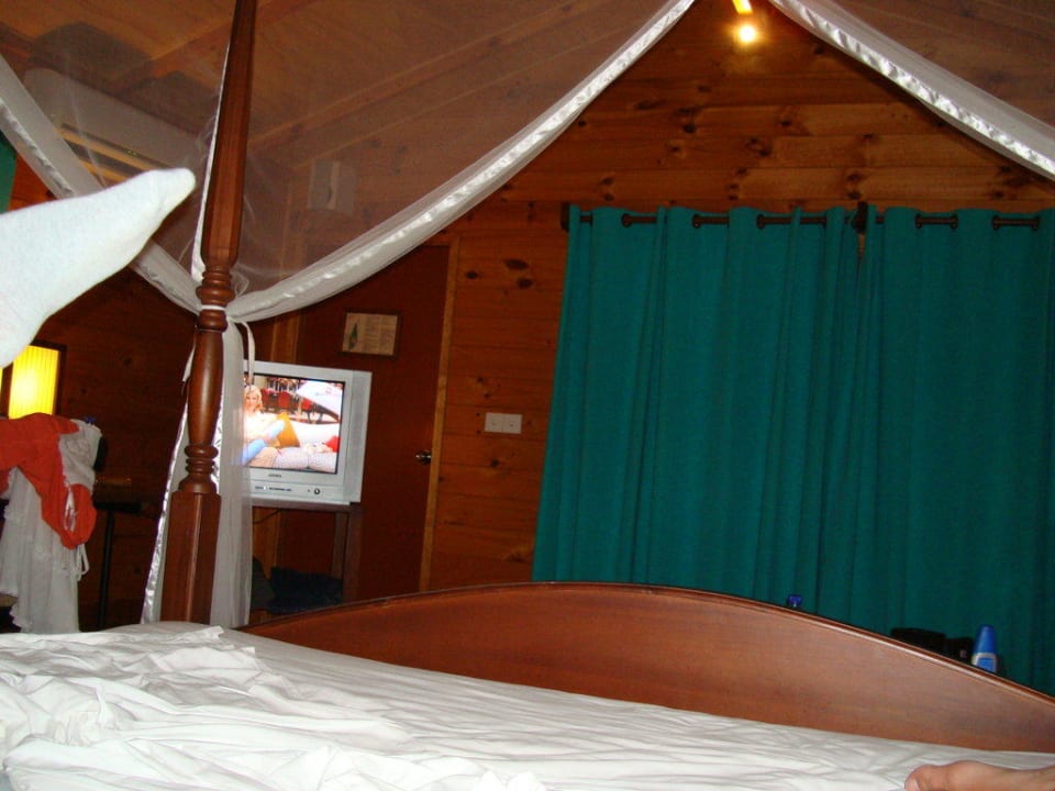 Vom Bett richtung Ausgang Meeru Maldives Resort Island