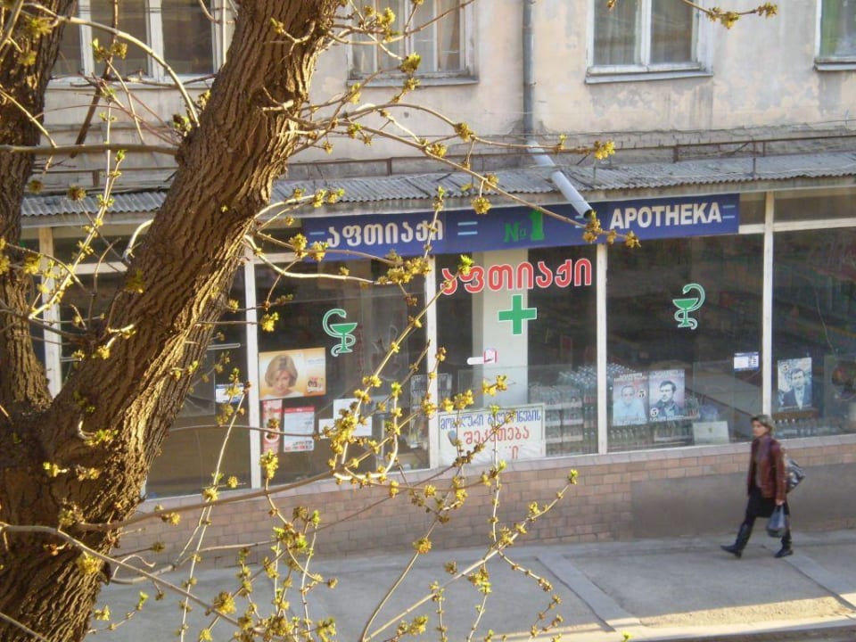 Vom Balkon hat man Blick auf eine Apotheke Hotel Meßcheti/Meskheti