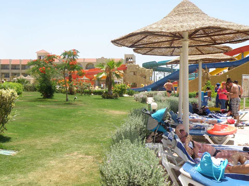 Возле бассейна Tirana Aqua Park Resort