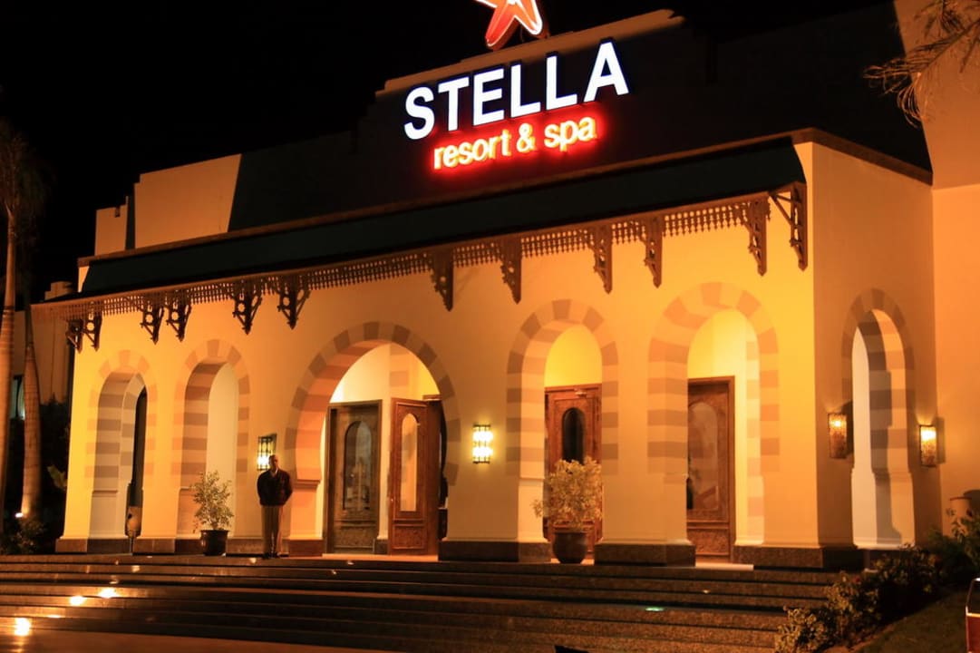 Eingang bei Nacht Stella Beach Resort & Spa Makadi Bay