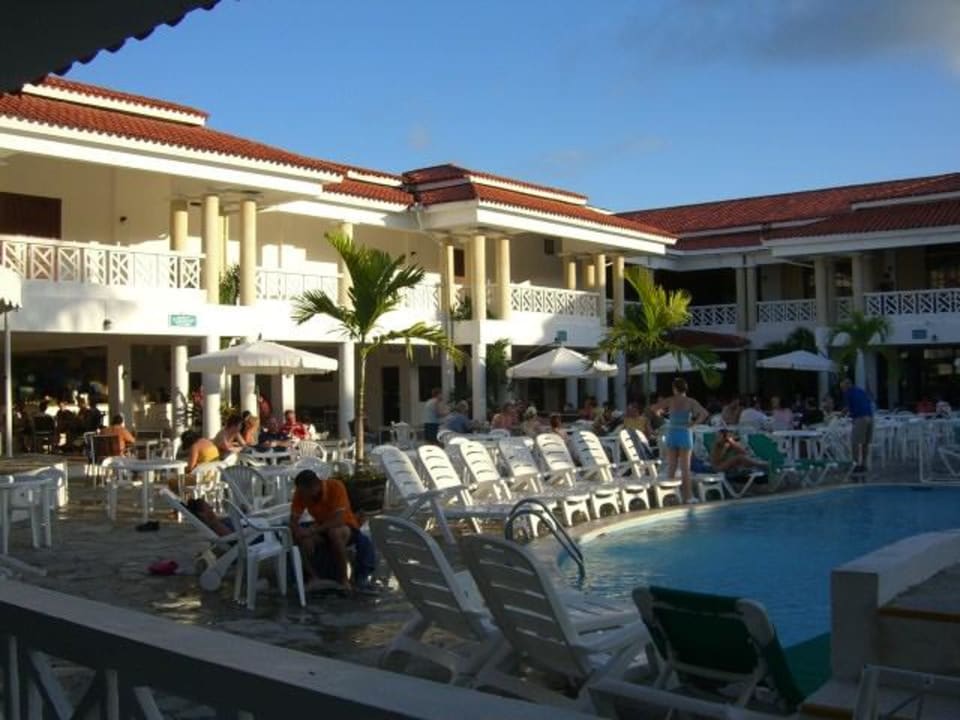 Blick über den Pool Richtung Lobby Emotions by Hodelpa Puerto Plata