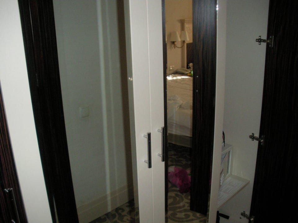 Kleiderschrank im Hotelzimmer Aydinbey Kings Palace & Spa