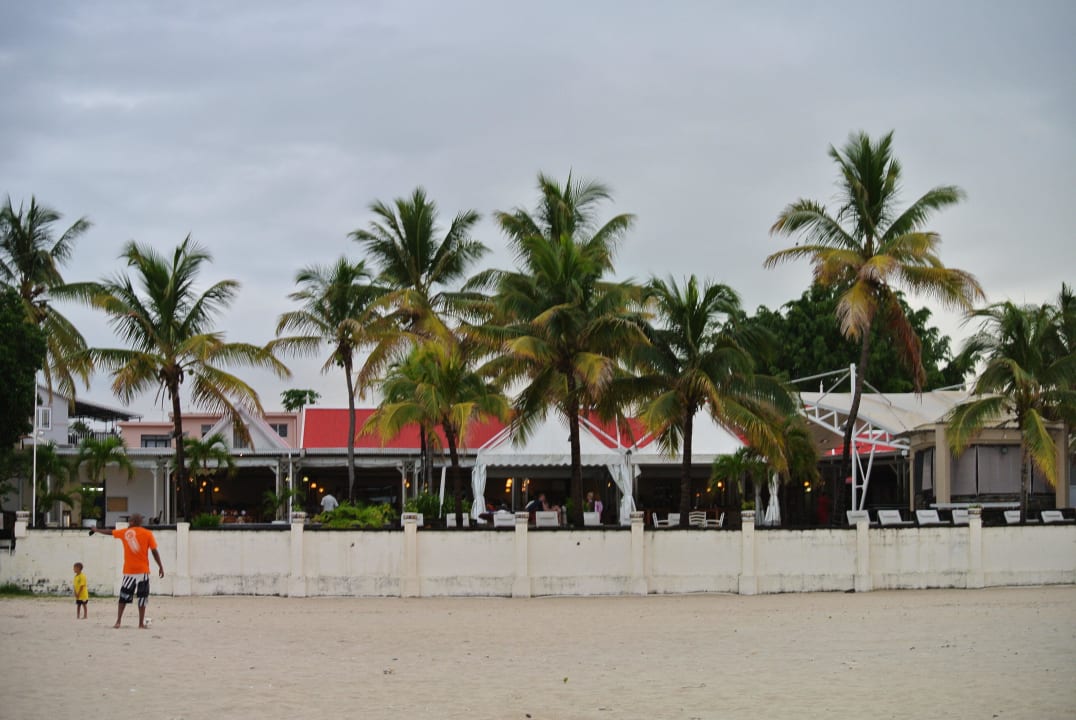 Blick vom Hotelstrand den Restaurantbereich Hotel Villas Caroline