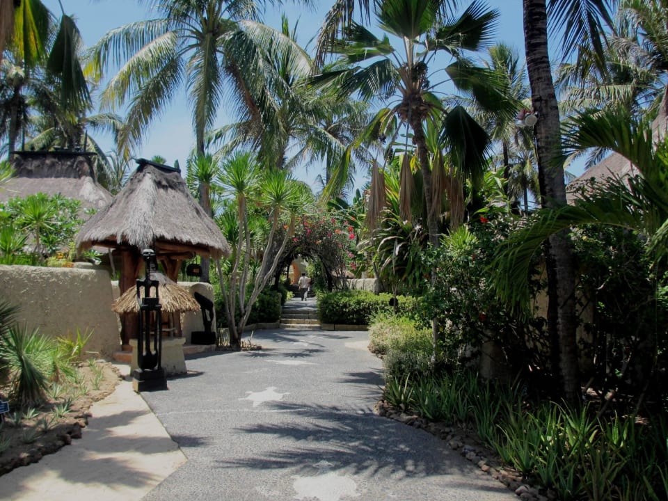 Do plaży Novotel Lombok Resort & Villas