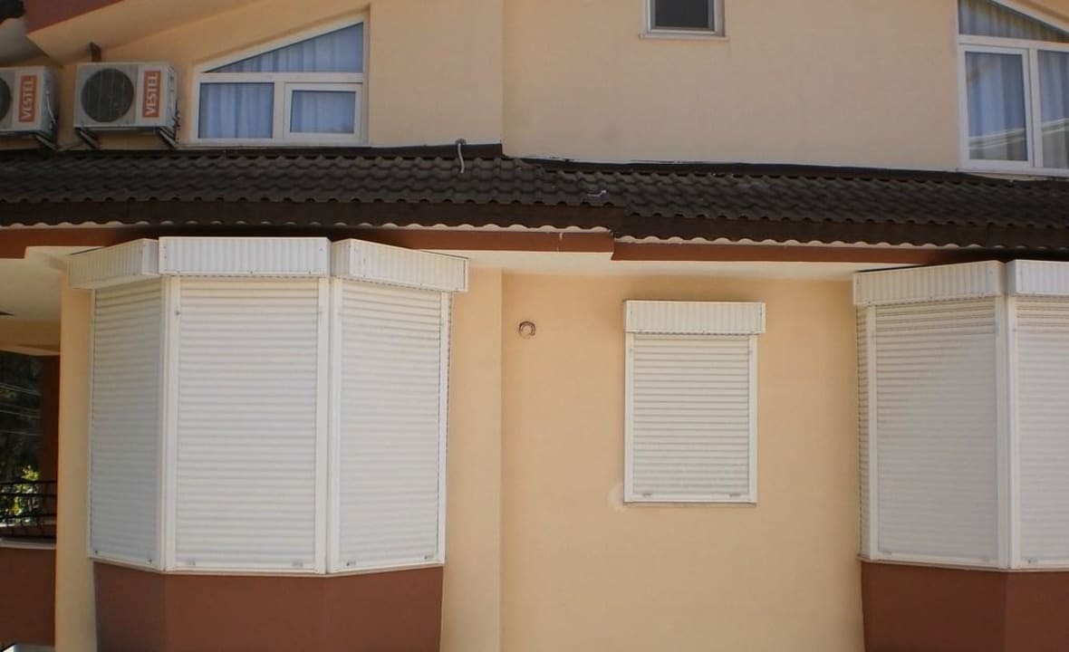 Blick vom Balkon aufs Nachbarhaus, 5 m entfernt.   Hotel Forest Park