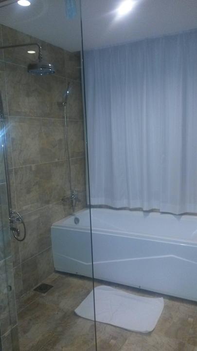 Die Dusche mit Badewanne Hotel Fortuneland