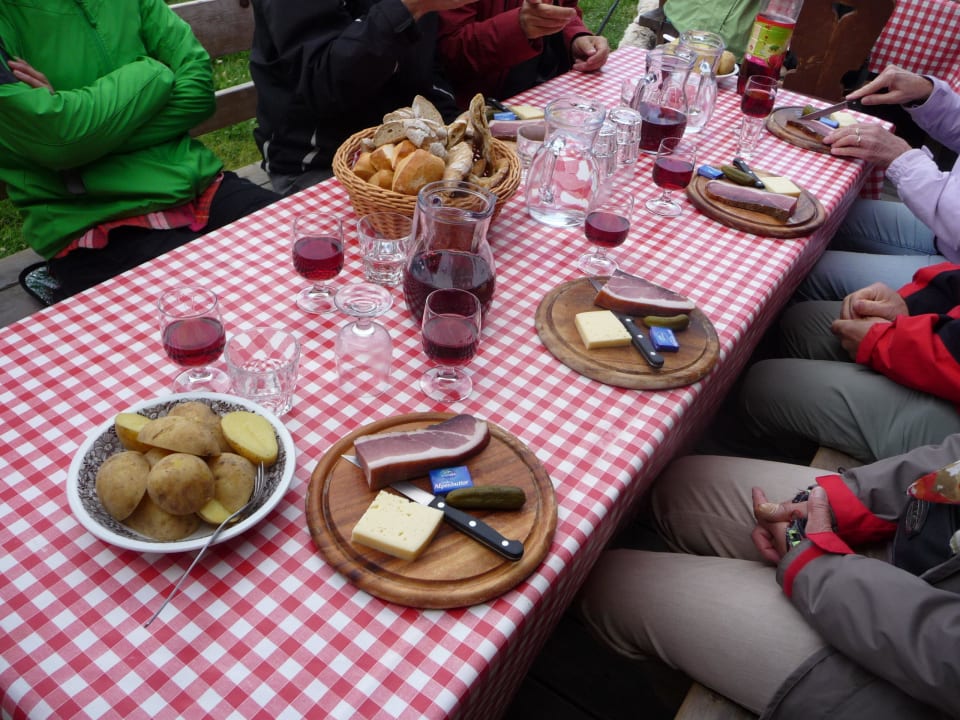 Rustikale Südtiroler Brotzeit vom Hause Hotel Torgglerhof
