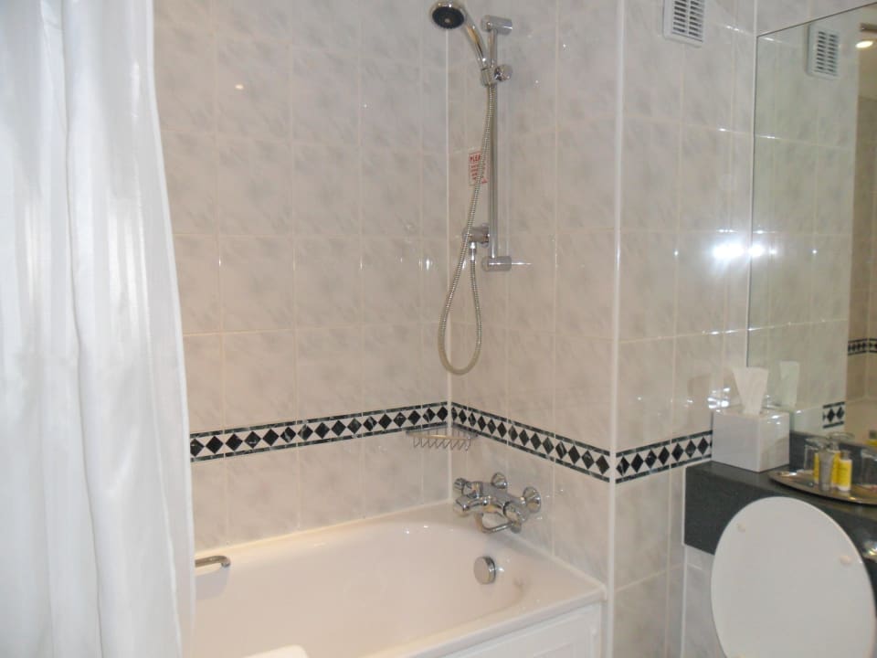 Clean and tidy bathroom Hotel Cardiff Marriott