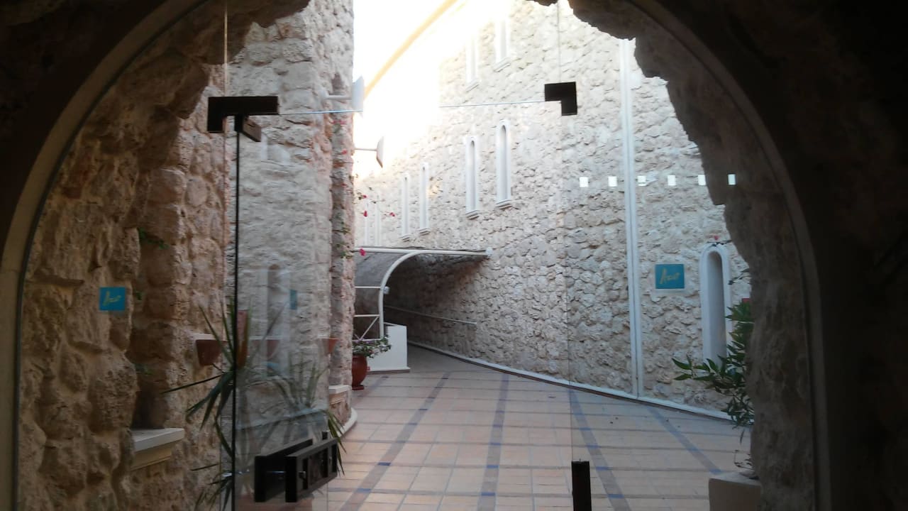 Die Wände sind aus Muschelkalk. Pickalbatros Citadel Resort