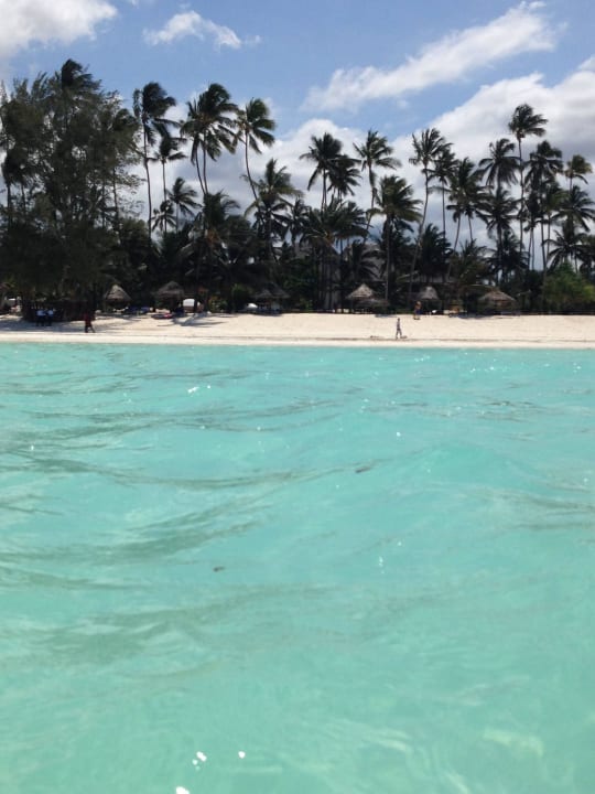 Blick vom Meer zum Hotelstrand TUI Blue Bahari Zanzibar