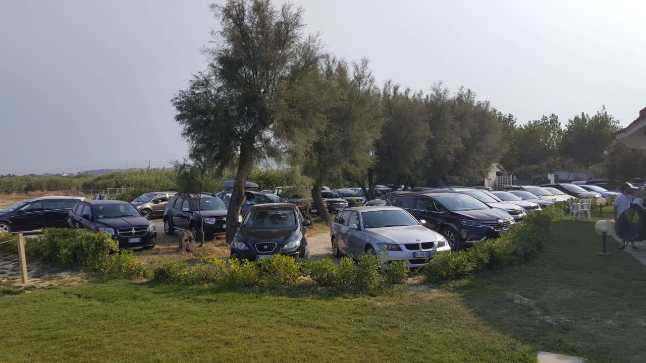 Zu kleiner Parkplatz Fabilia Family Resort Marotta