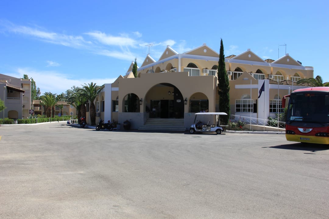 Hoteleingang Sandy Beach Resort