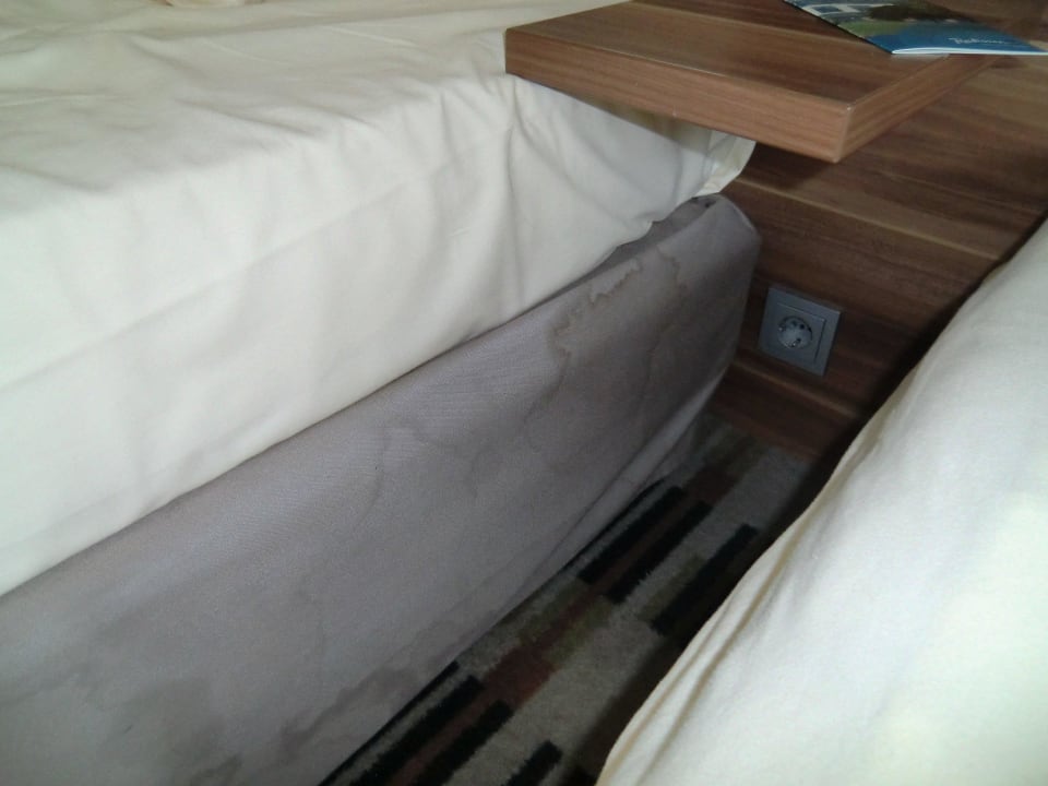 Große Flecken am Bettrand Mercure Hotel Saarbrücken Süd