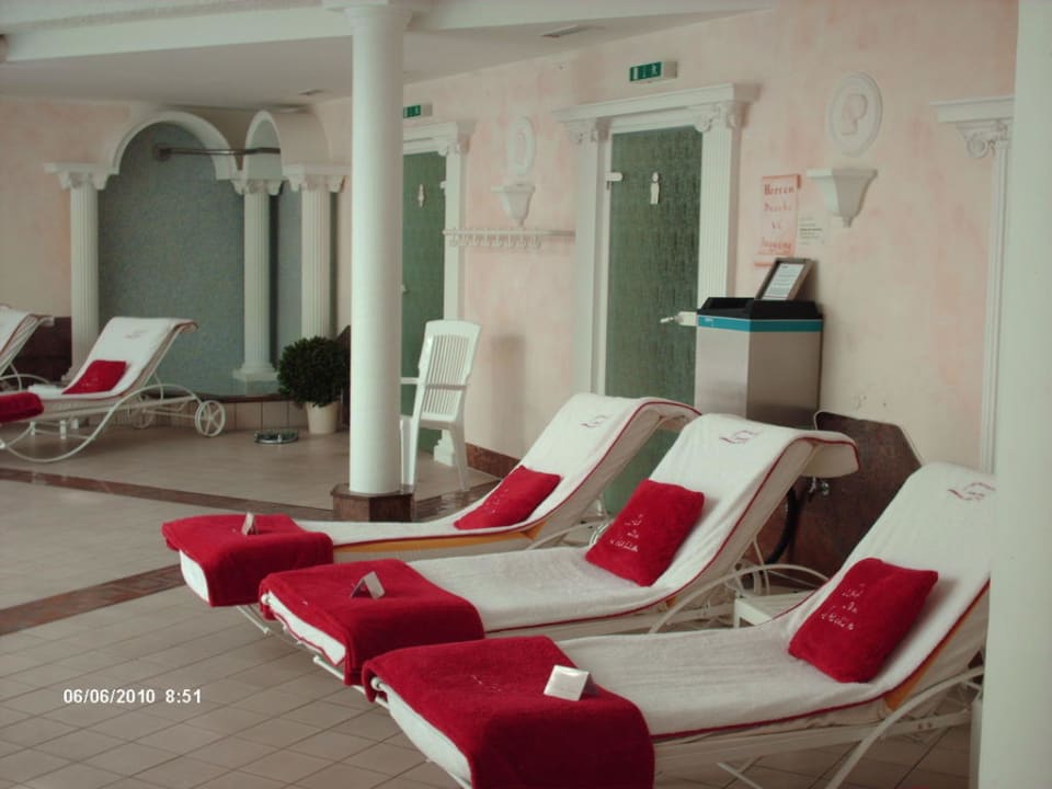 Innenpoolanlage mit kuscheligen Liegen Romantischer Winkel RoLigio® & Wellness Resort