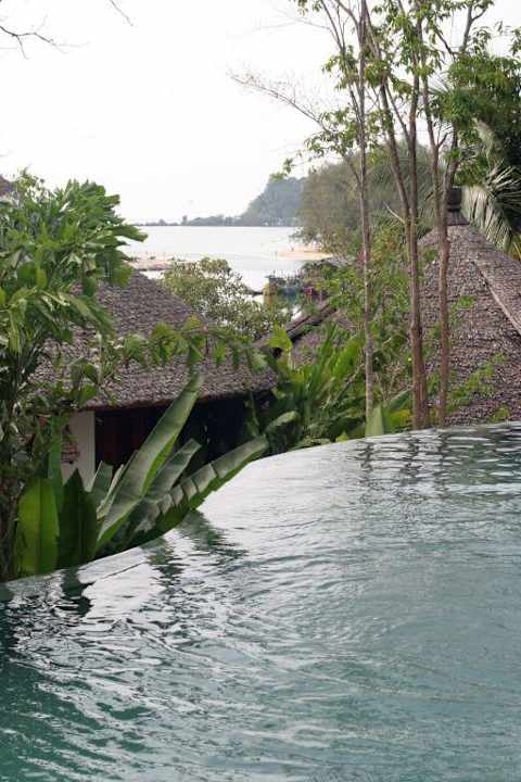 Blick vom Pool zum Strand rüber Aana Resort