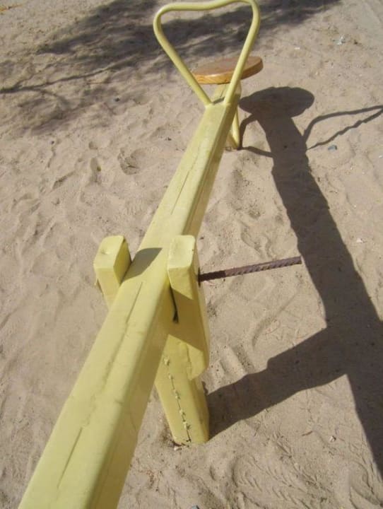 Wippe auf Kinderspielplatz Brayka Bay Resort