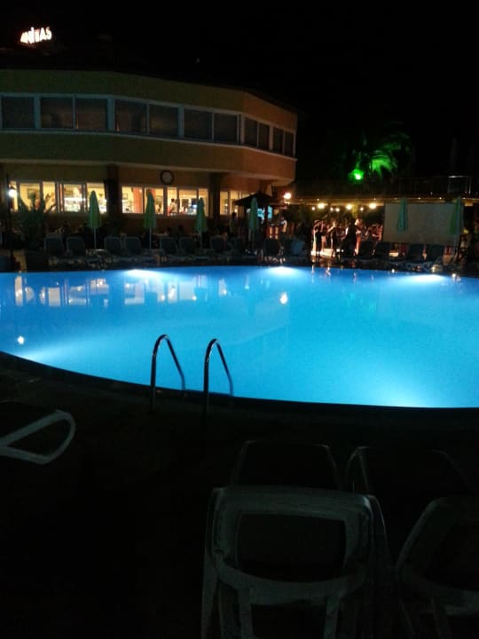 Pool am abend Club Dizalya