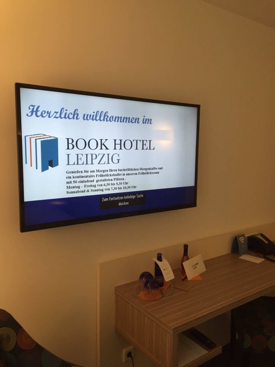 Großer TV Book Hotel