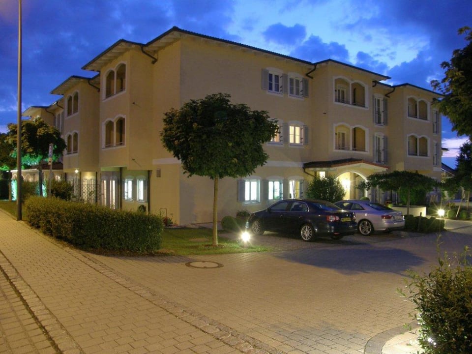 Ampervilla am Abend Hotel Ampervilla