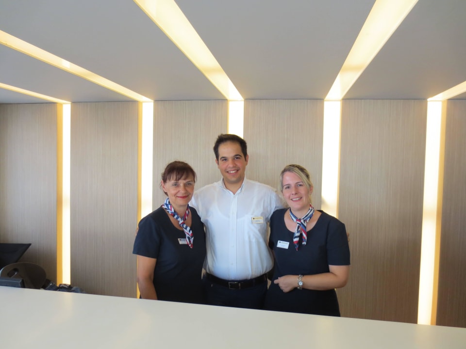 Die drei von der Rezeption Corissia Beach Hotel