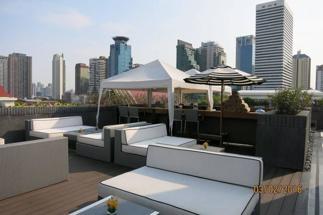 Dachterrasse mit Liegen Mövenpick Hotel Sukhumvit 15 Bangkok