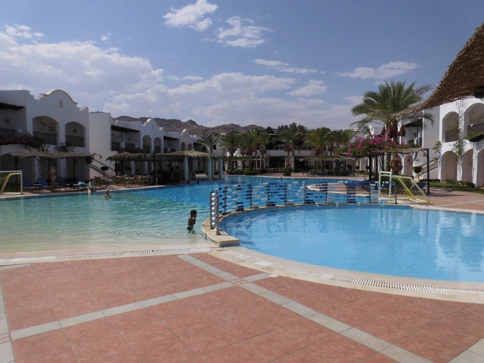 Der Poolbereich vom Strand aus gesehen JAZ Dahabeya