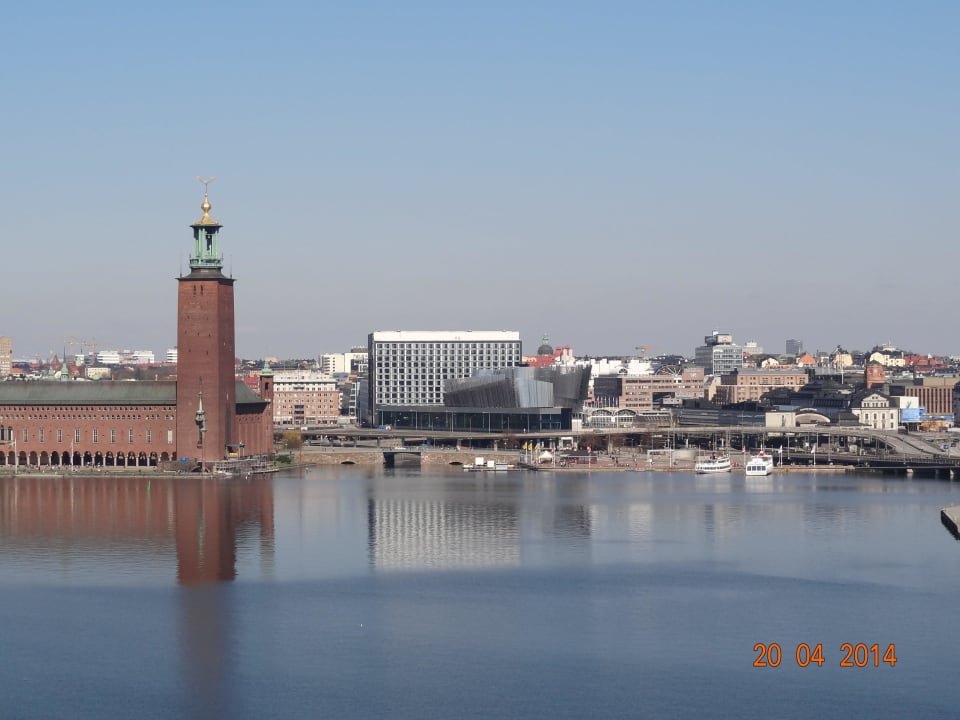 Lage vom gegenüberliegenden Ufer aus gesehen Radisson Blu Waterfront Hotel