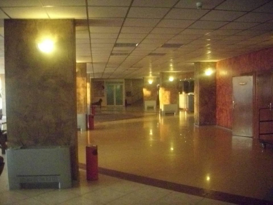  holl przy recepcji Hotel Ambassador