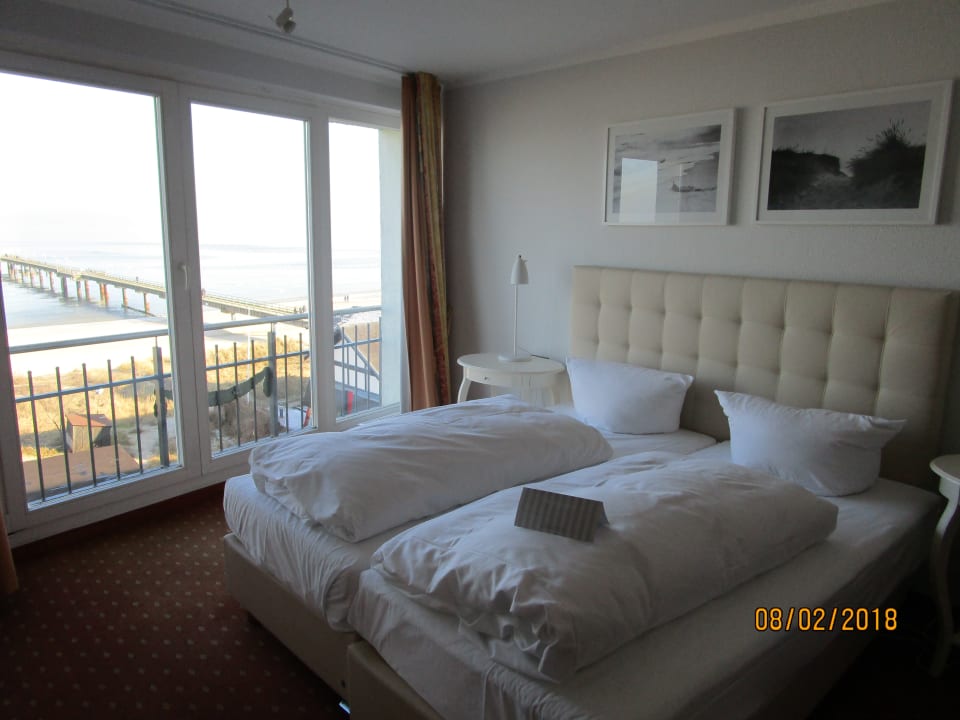 Schlafzimmer mit vollem Meerblick SEETELHOTEL Ostseeresidenz Bansin