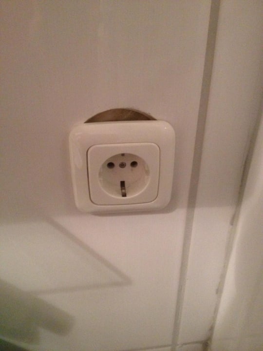 Wackelige Steckdose Appartementhaus Vierjahreszeiten