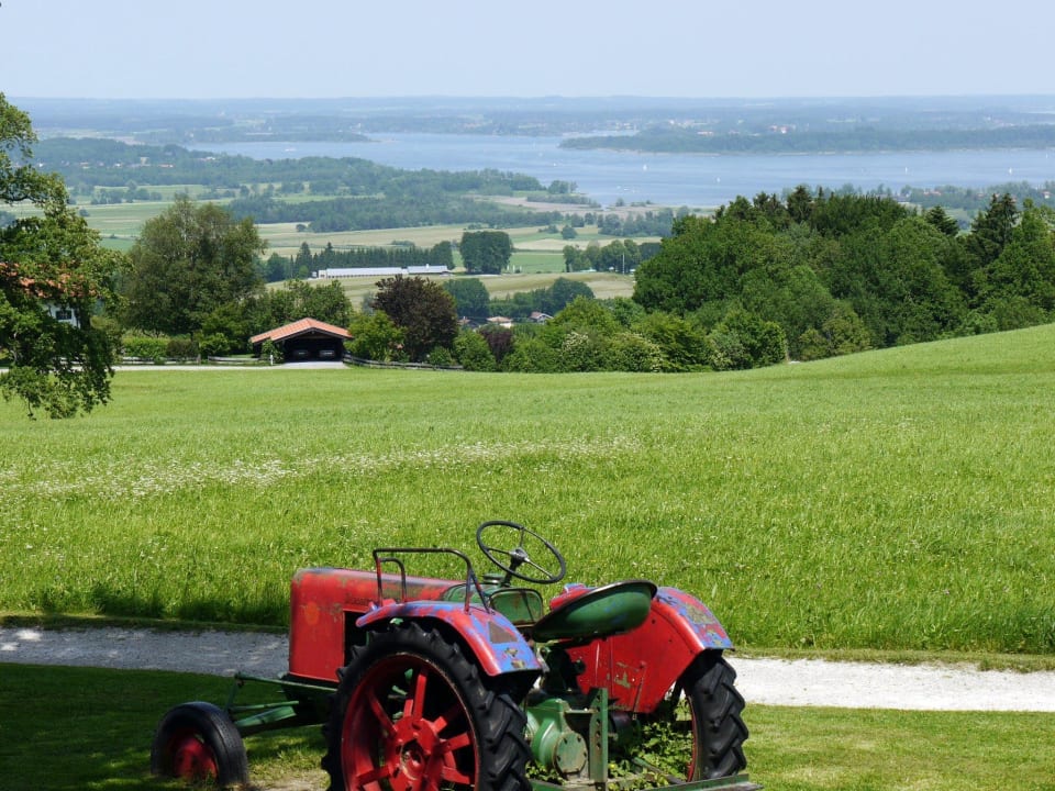 Ausblick von der Terrasse zum Chiemsee Hotel Seiseralm & Hof