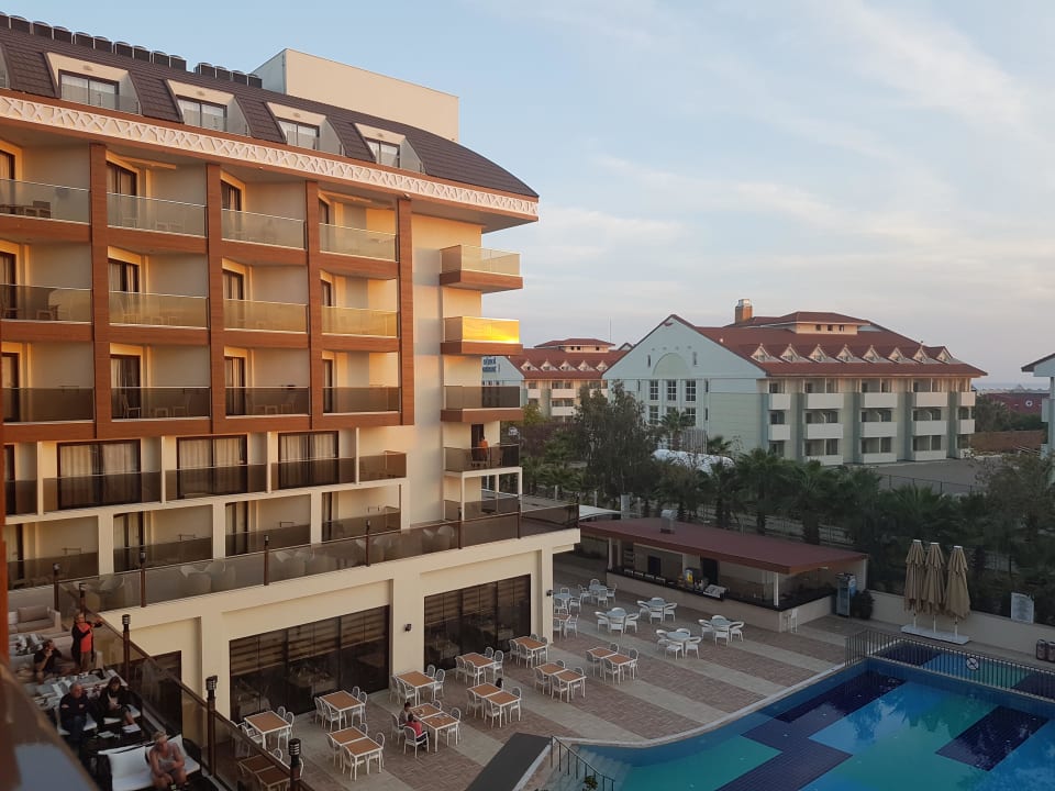 Ausblick auf Pool Glamour Resort & Spa