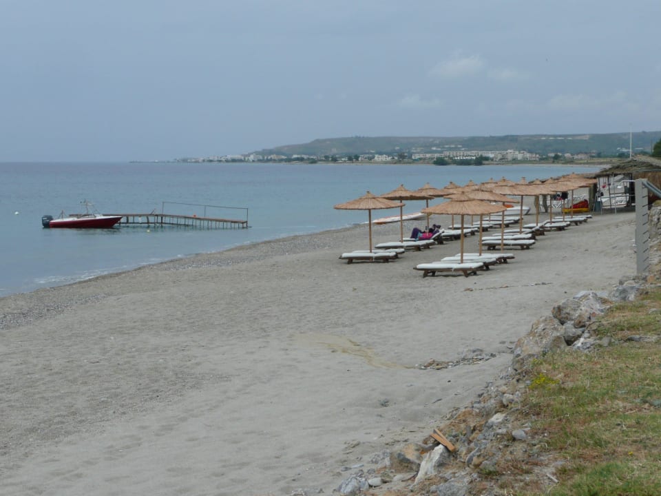 Mit Steg des Wassersportangebots Akti Palace Resort & Spa