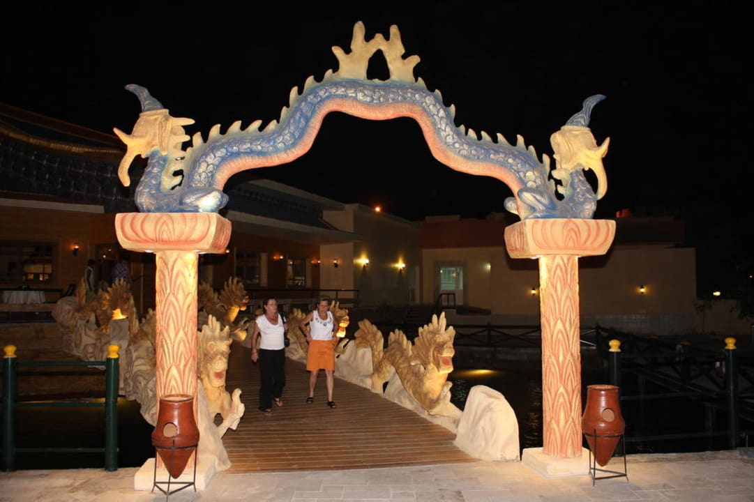 Eingang zum Asia Pickalbatros Dana Beach Resort - Hurghada
