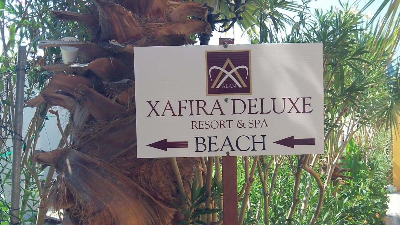 Das Schild ist auch alles was Deluxe ist Alan Xafira Deluxe Resort & Spa