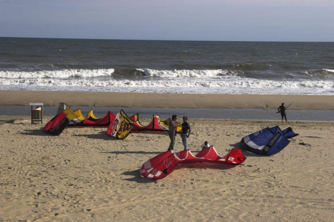 Kitesurfer am Strand unweit des Hotels Estival Isla Cristina