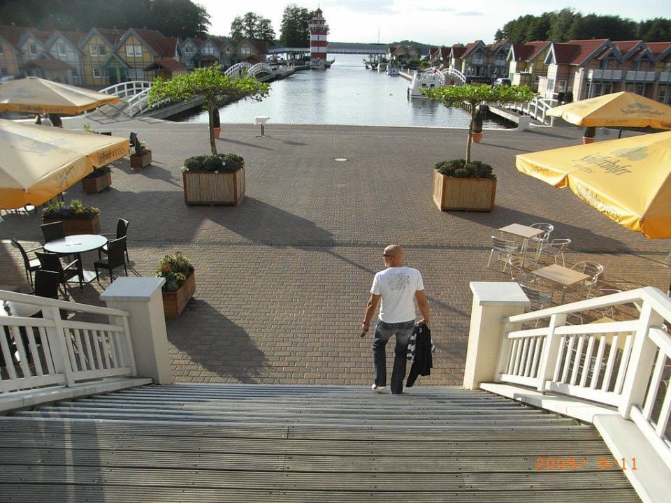 Der Weg von der Terrasse des Hotels Precise Resort Hafendorf Rheinsberg