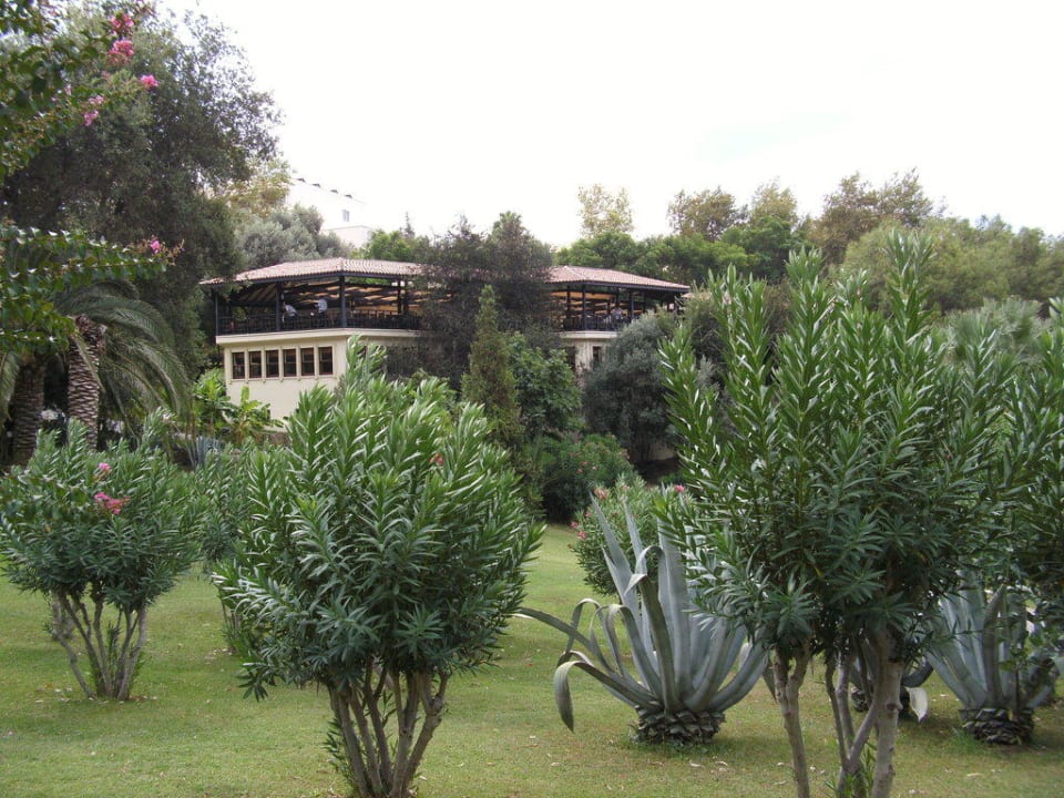Grünanlage, im Hintergrund Restaurant Melas Holiday Village