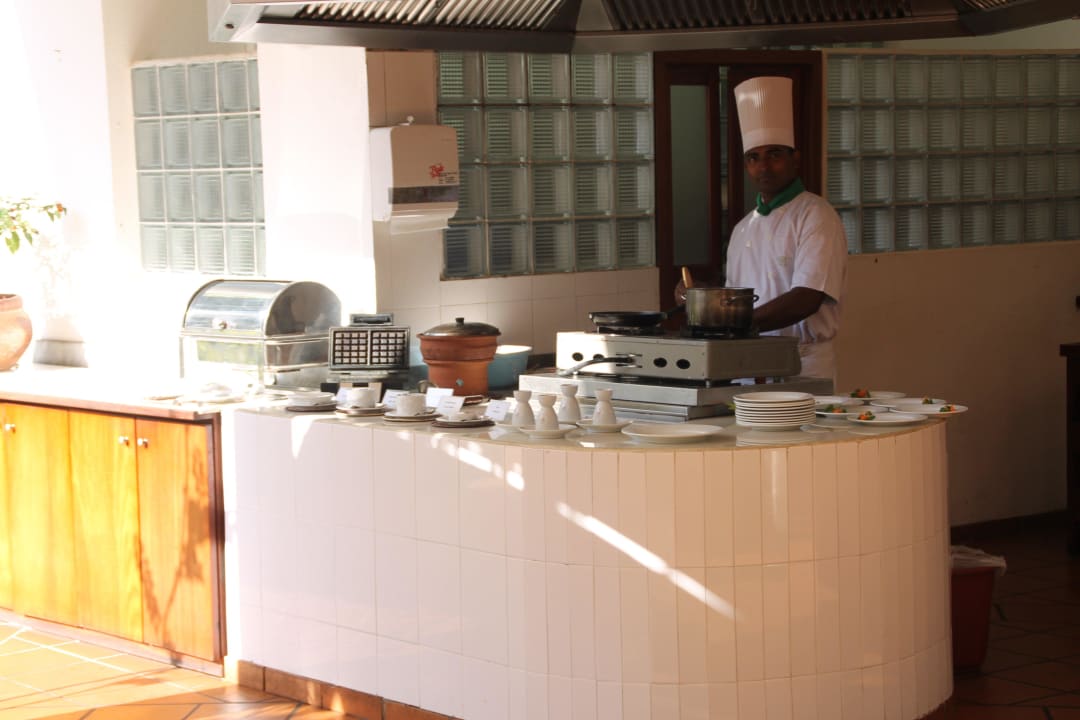 Koch im draussen am Kochen Hotel Lanka Princess Ayurveda
