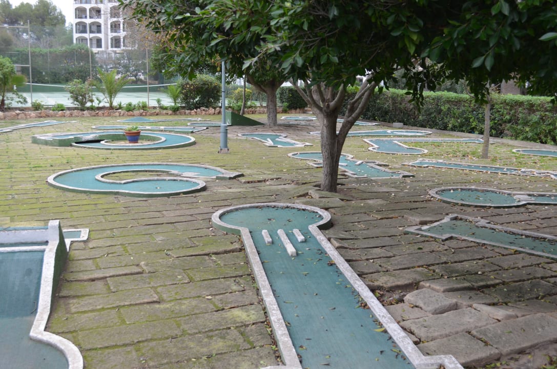 Abgenutzte Minigolfanlage Hotel Vibra Beverly Playa