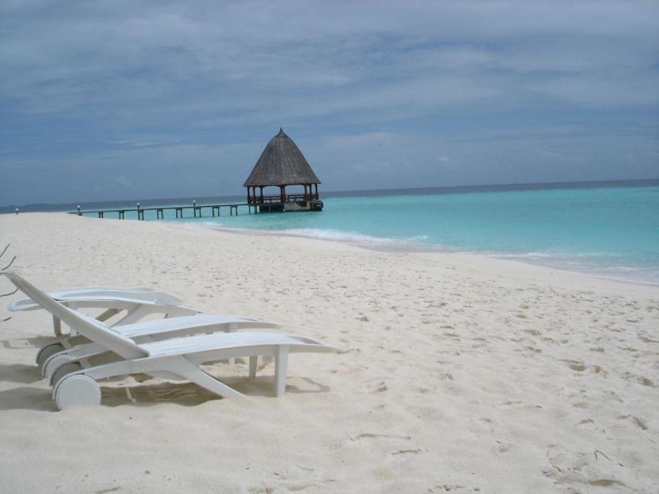 Strand vor  unserem Bungalow Angaga Island Resort