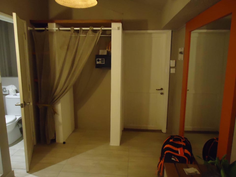 WC, Offener Kleiderschrank, Spiegel Friday Attitude