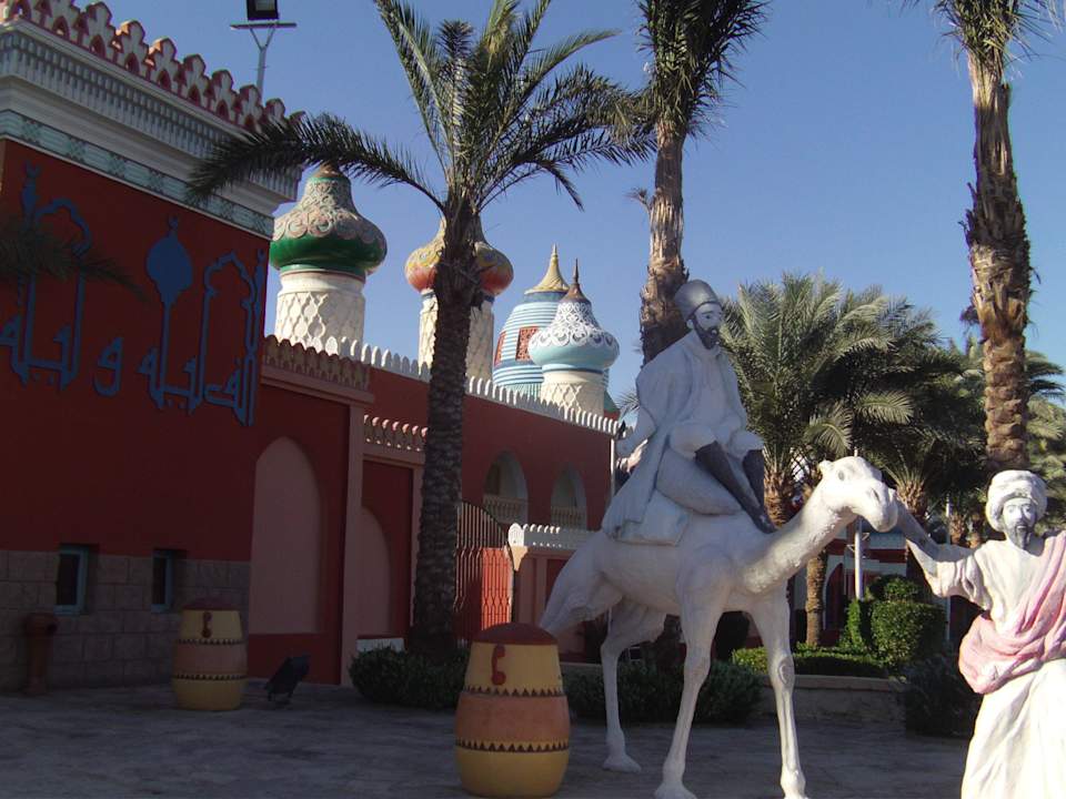 Am Eingang Pickalbatros Alf Leila Wa Leila Resort - Neverland Hurghada