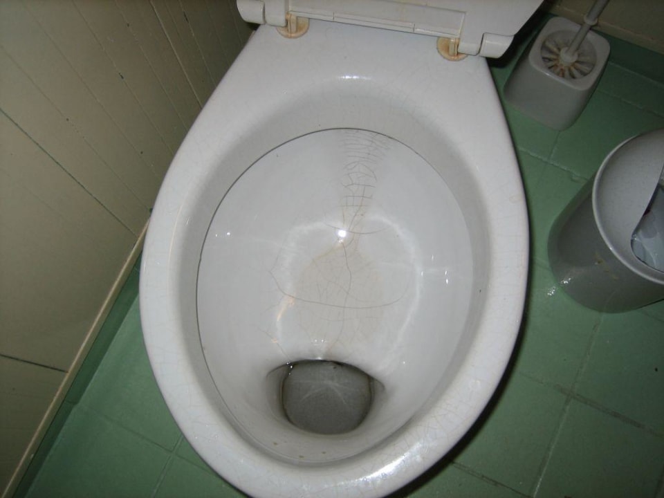 Zerborstener Toilettentopf AHORN Berghotel Friedrichroda