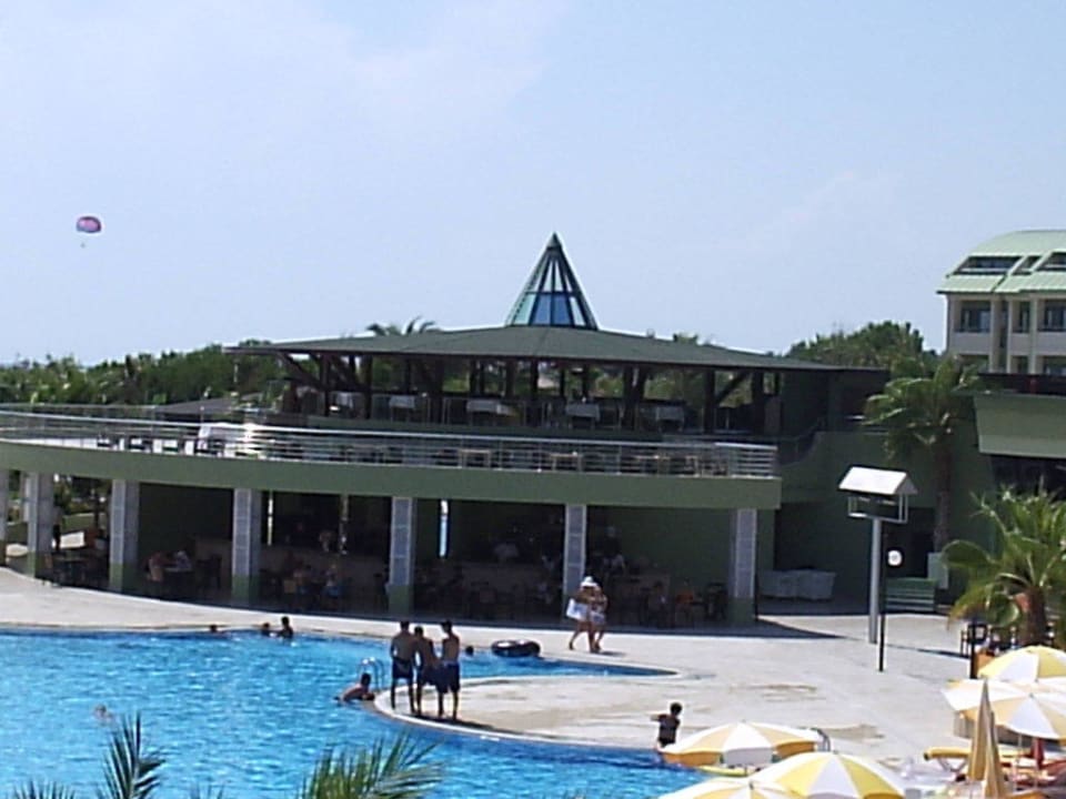 Blick auf Pool-Pool Bar VONRESORT Golden Coast