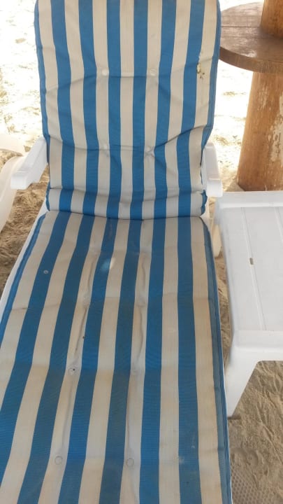 Dreckige und zerschlissene Auflagen Rixos Al Mairid Ras Al Khaimah