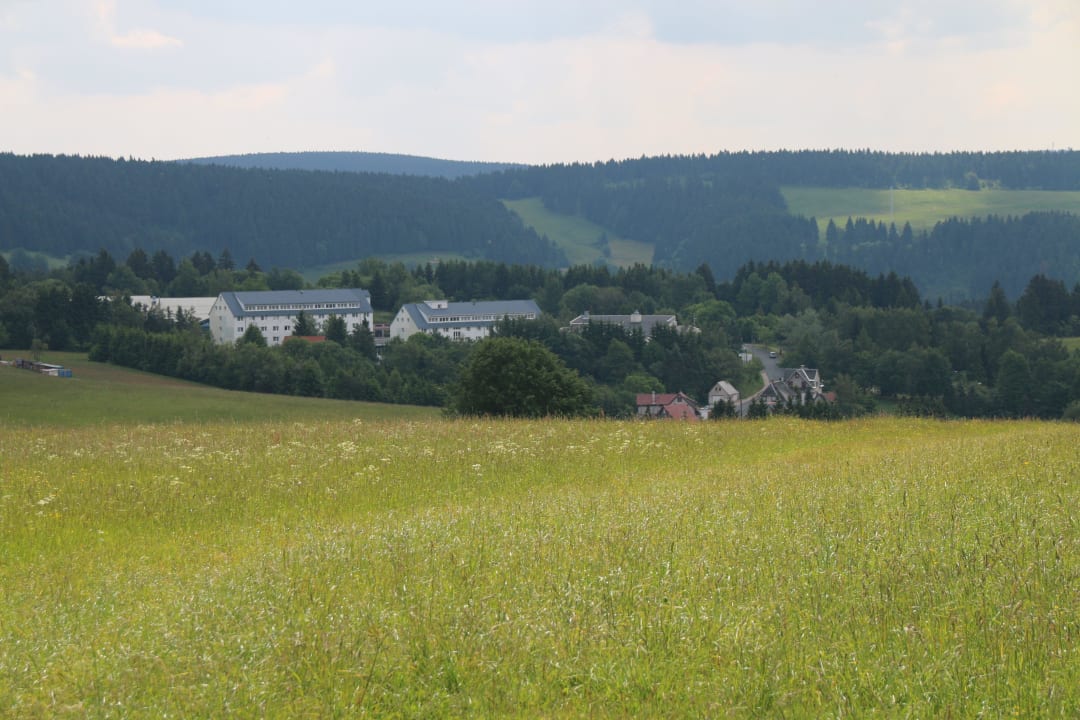 Blick von der Sesselliftanlage auf das Hotel Werrapark Resort Hotel Heubacher Höhe