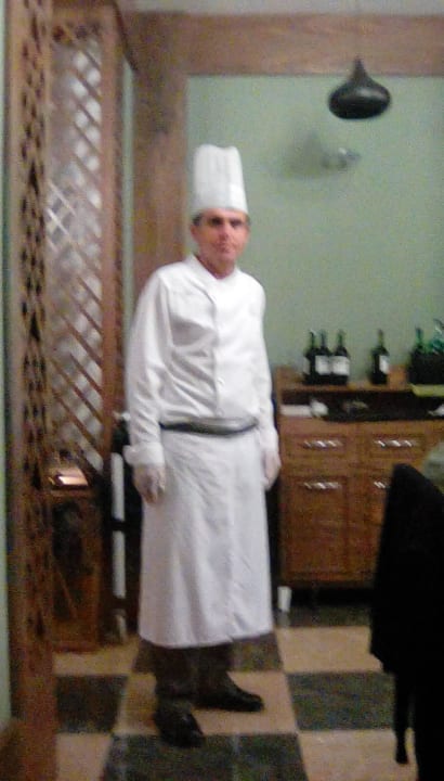 Ein Koch vom Spezialitäten-Restaurant Side Royal Palace Hotel & Spa