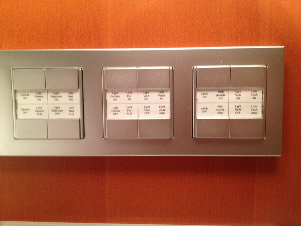 "Kommandozentrale" am Bett ATLANTIC Hotel Wilhelmshaven