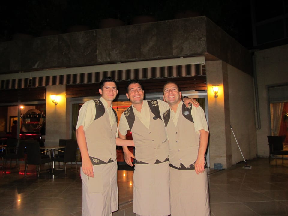 Kellner oben an der Bar Alaiye Resort & Spa